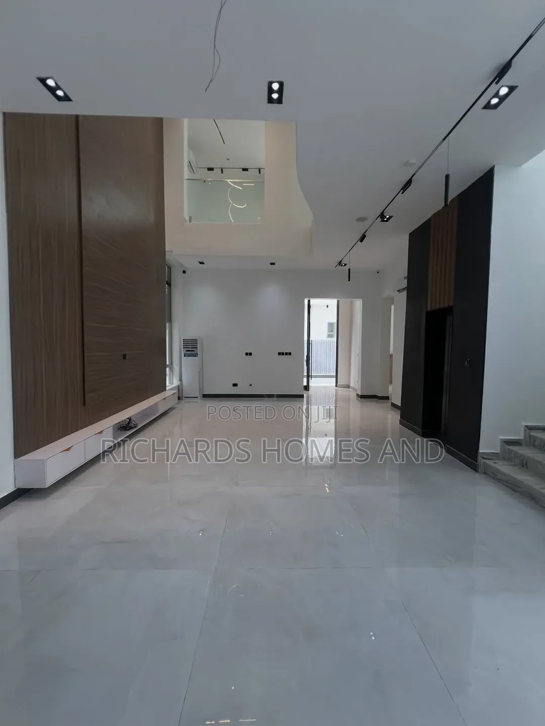 5bdrm Duplex in Banana Island for sale