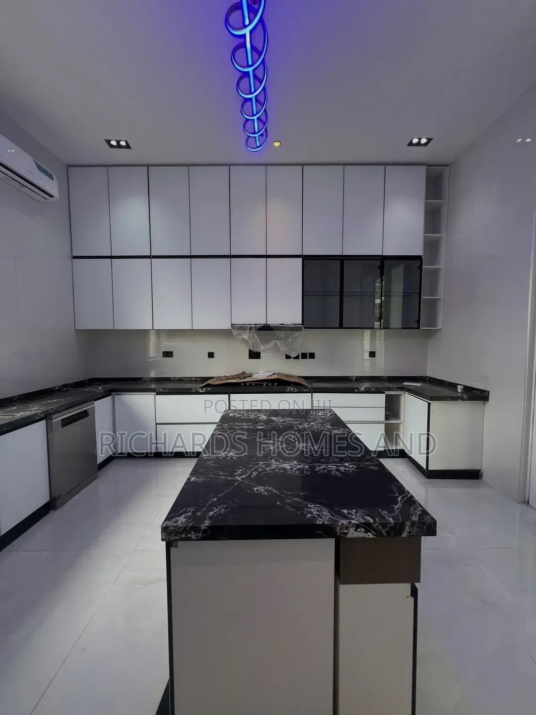 5bdrm Duplex in Banana Island for sale