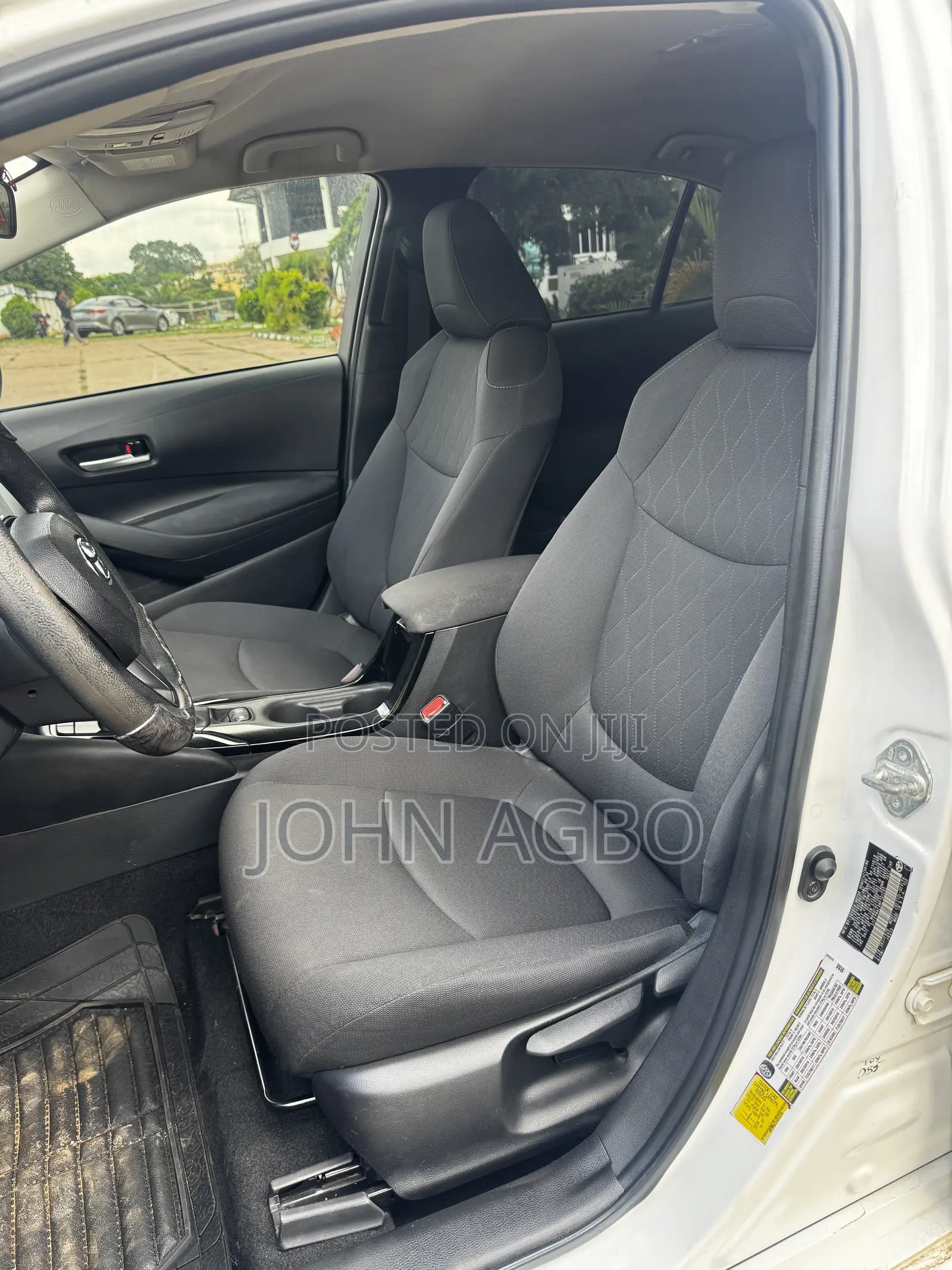 Toyota Corolla LE Eco (1.8L 4cyl 2A) 2019 White