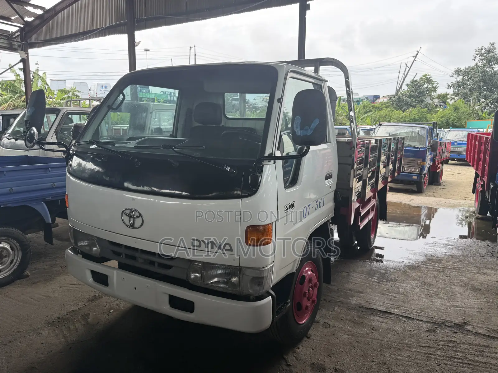 Foreign Used Toyota Dyna 200 Mini Truck 6 Tyres.