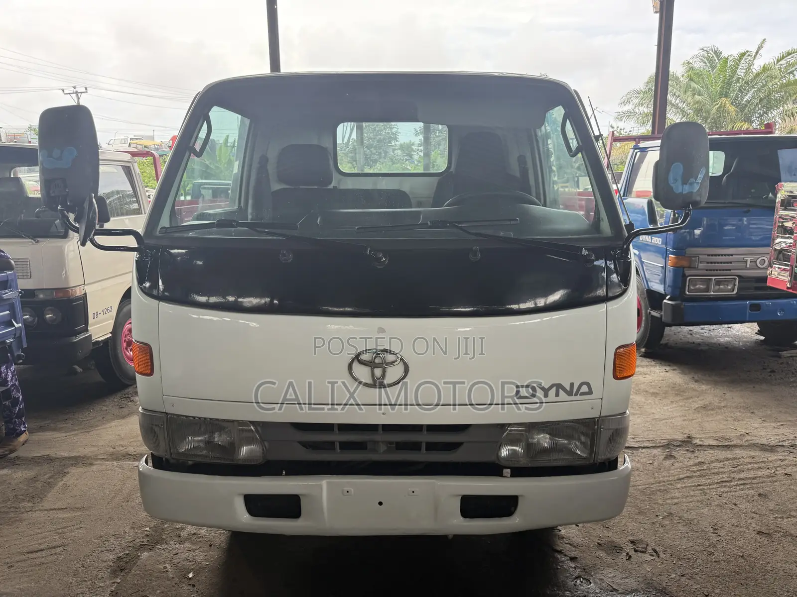 Foreign Used Toyota Dyna 200 Mini Truck 6 Tyres.