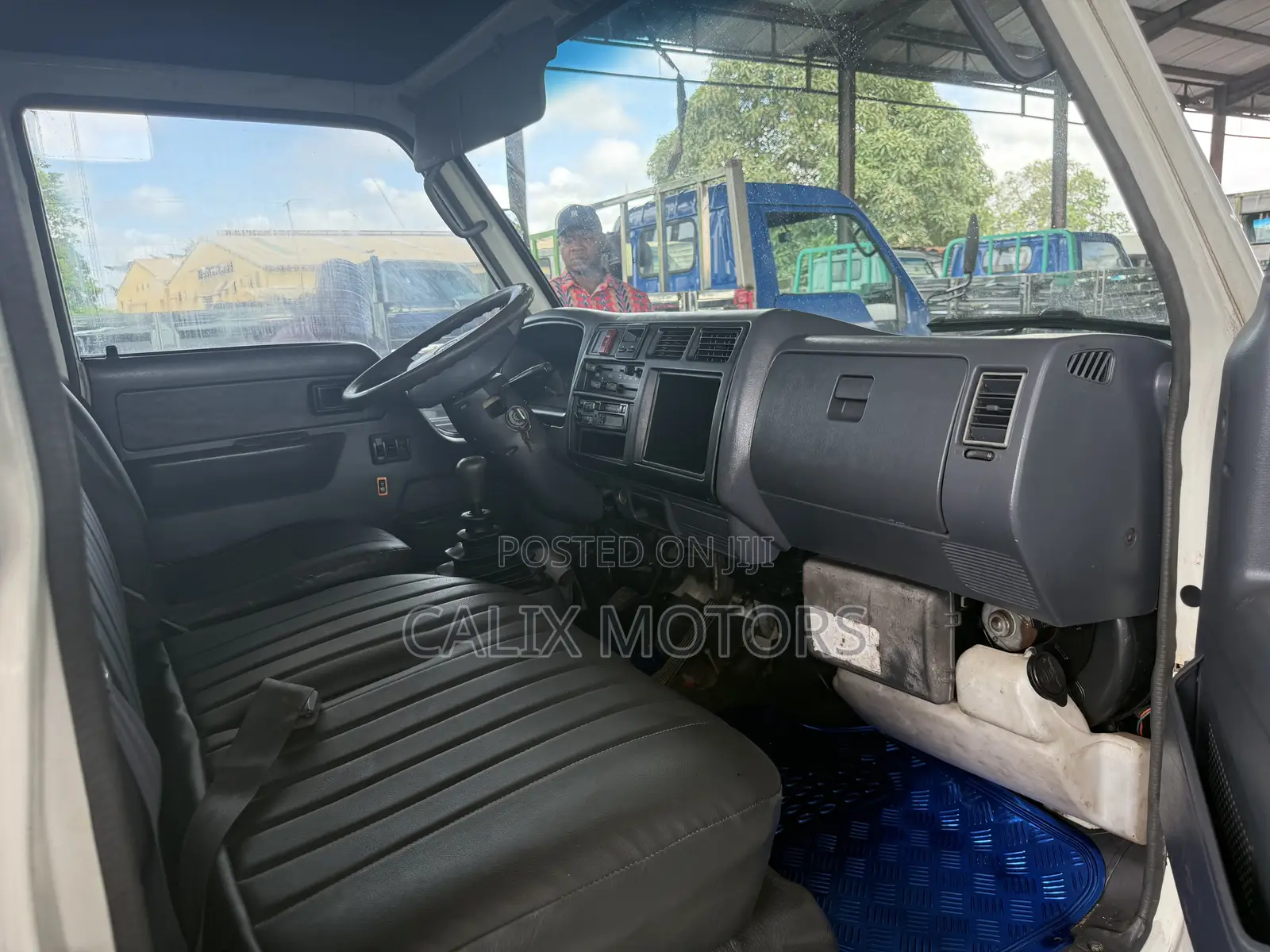 Foreign Used Toyota Dyna 200 Mini Truck 6 Tyres.