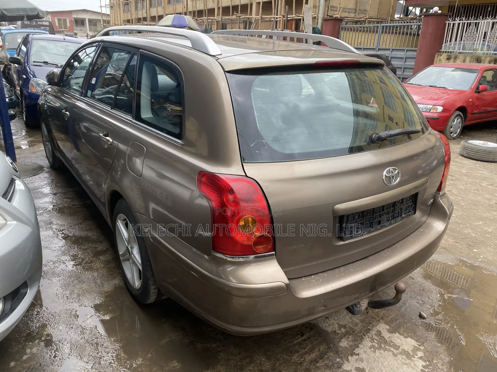 Toyota Avensis Liftback 2004 Gold