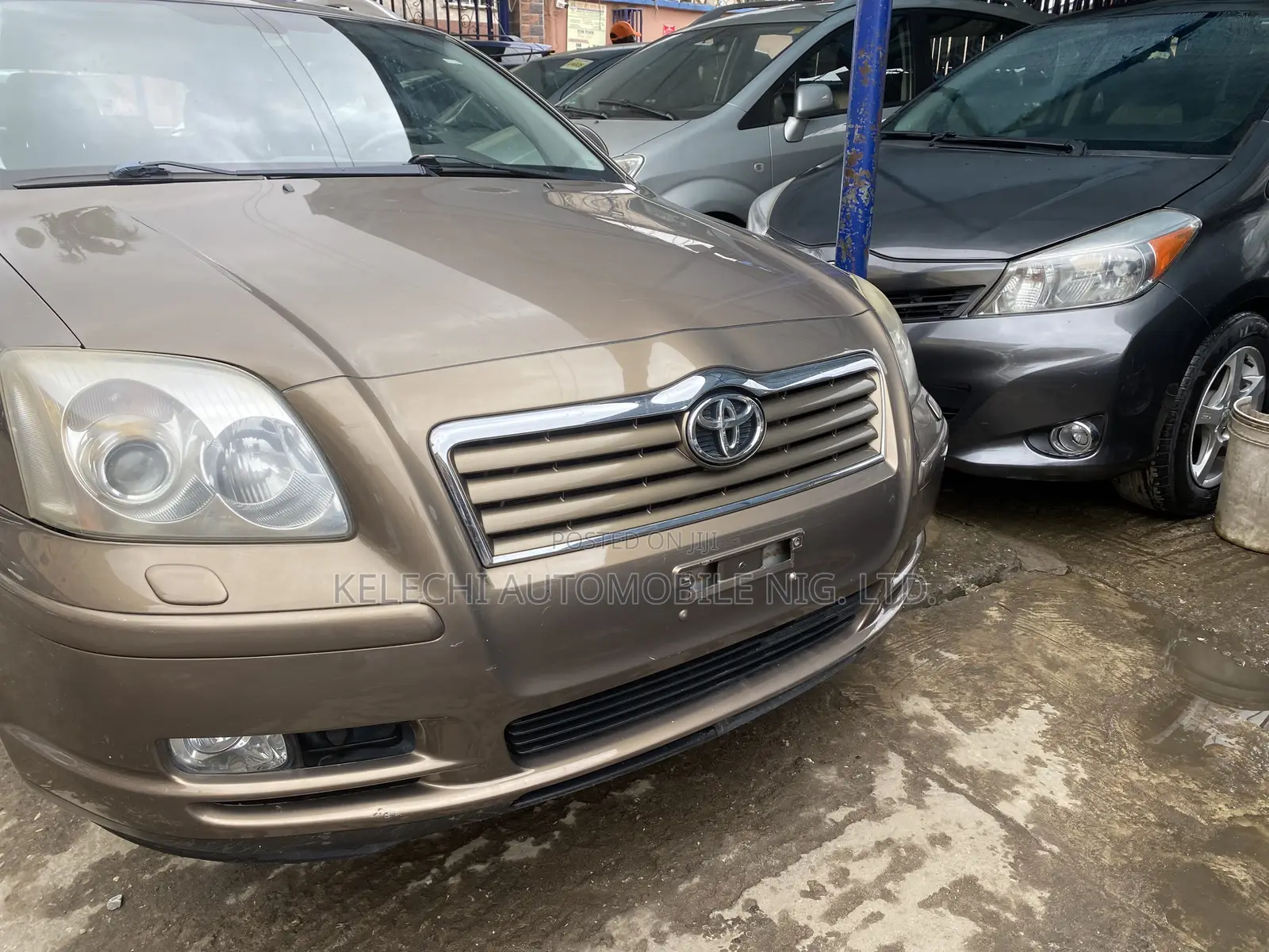 Toyota Avensis Liftback 2004 Gold