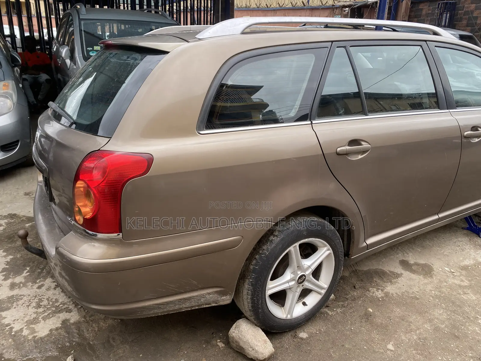 Toyota Avensis Liftback 2004 Gold
