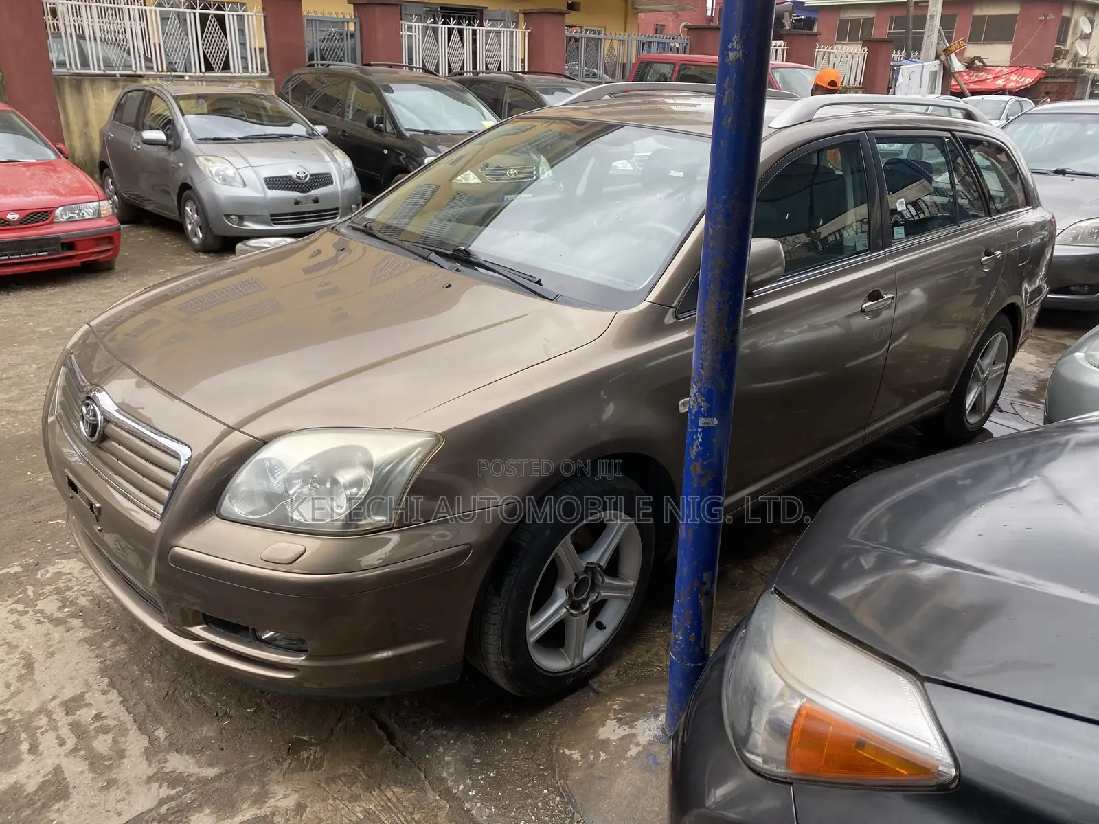 Toyota Avensis Liftback 2004 Gold