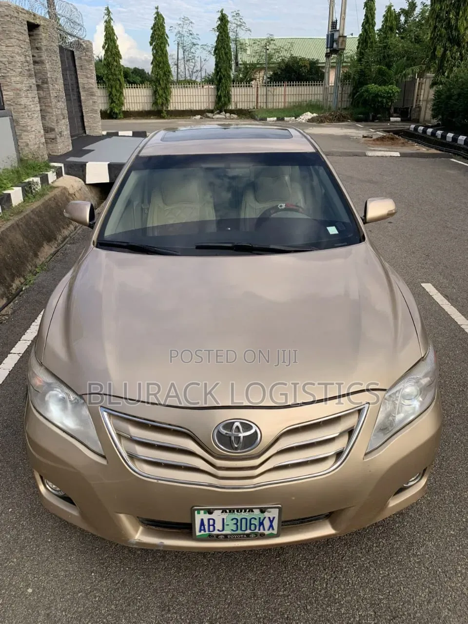 Toyota Camry XLE 4dr Sedan (2.5L 4cyl 6AM) 2010 Gold