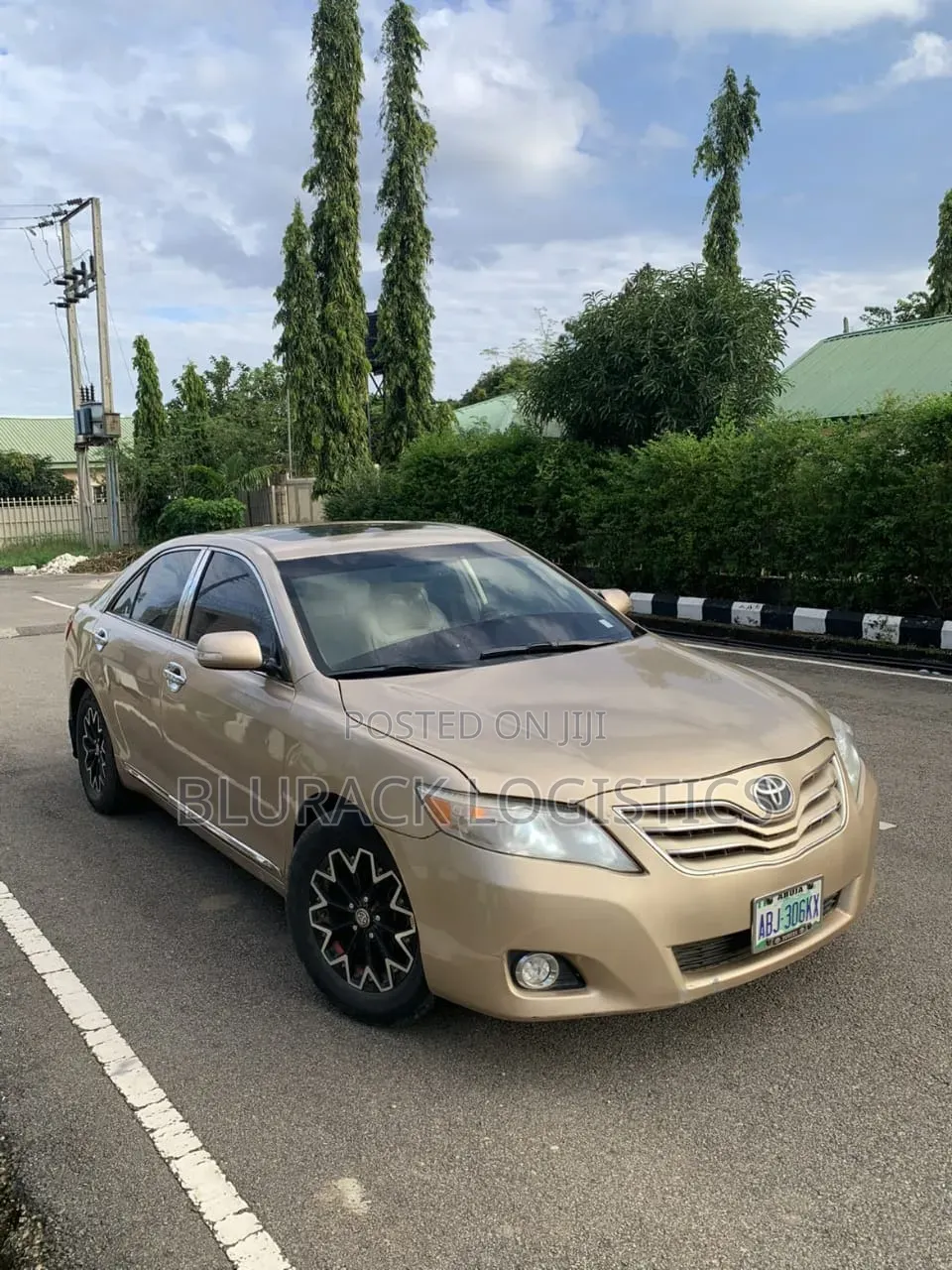 Toyota Camry XLE 4dr Sedan (2.5L 4cyl 6AM) 2010 Gold