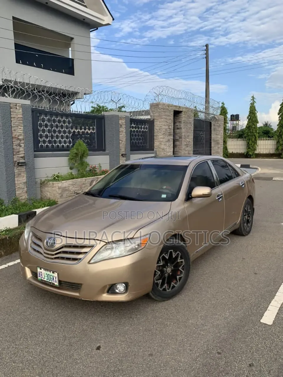 Toyota Camry XLE 4dr Sedan (2.5L 4cyl 6AM) 2010 Gold
