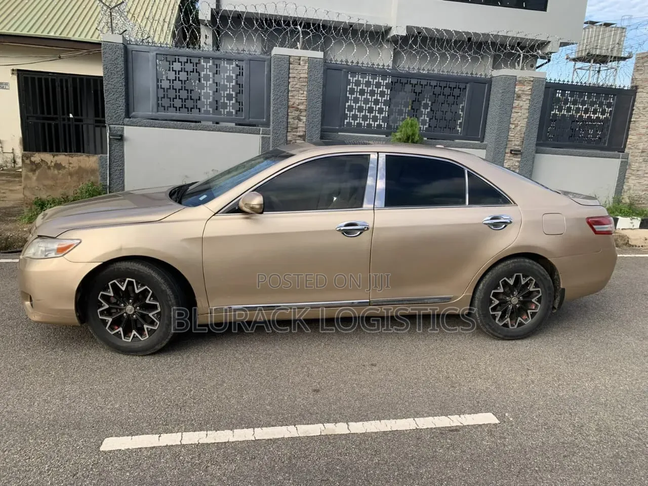 Toyota Camry XLE 4dr Sedan (2.5L 4cyl 6AM) 2010 Gold