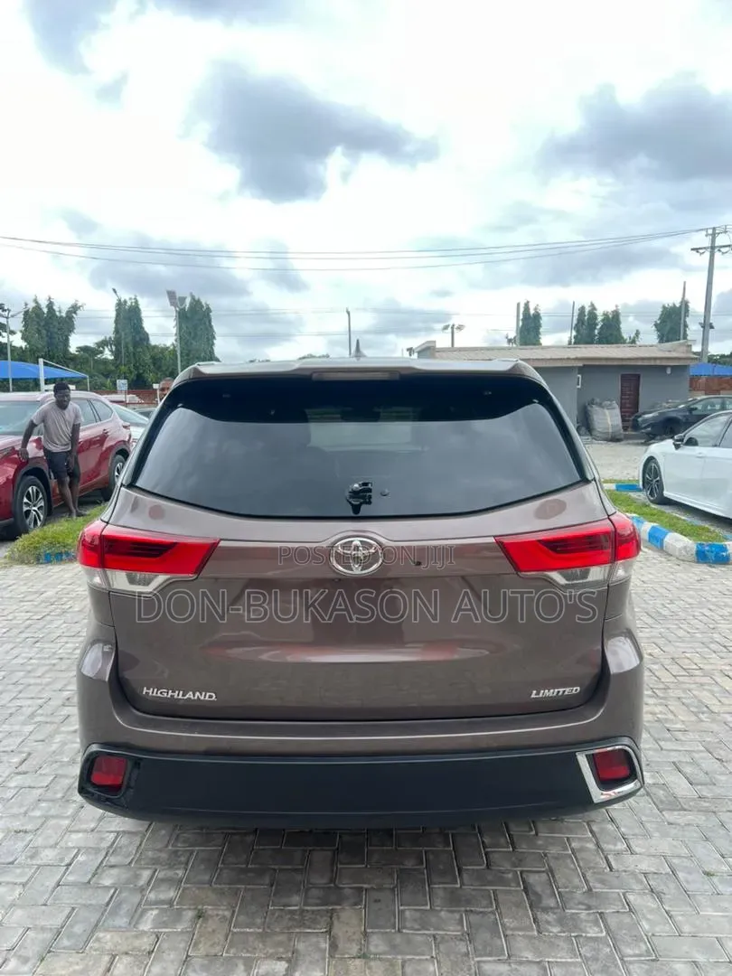 Toyota Highlander XLE 2019 Brown