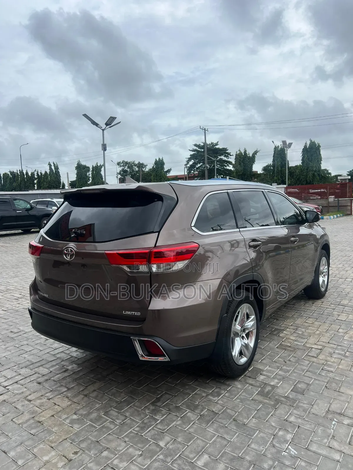 Toyota Highlander XLE 2019 Brown