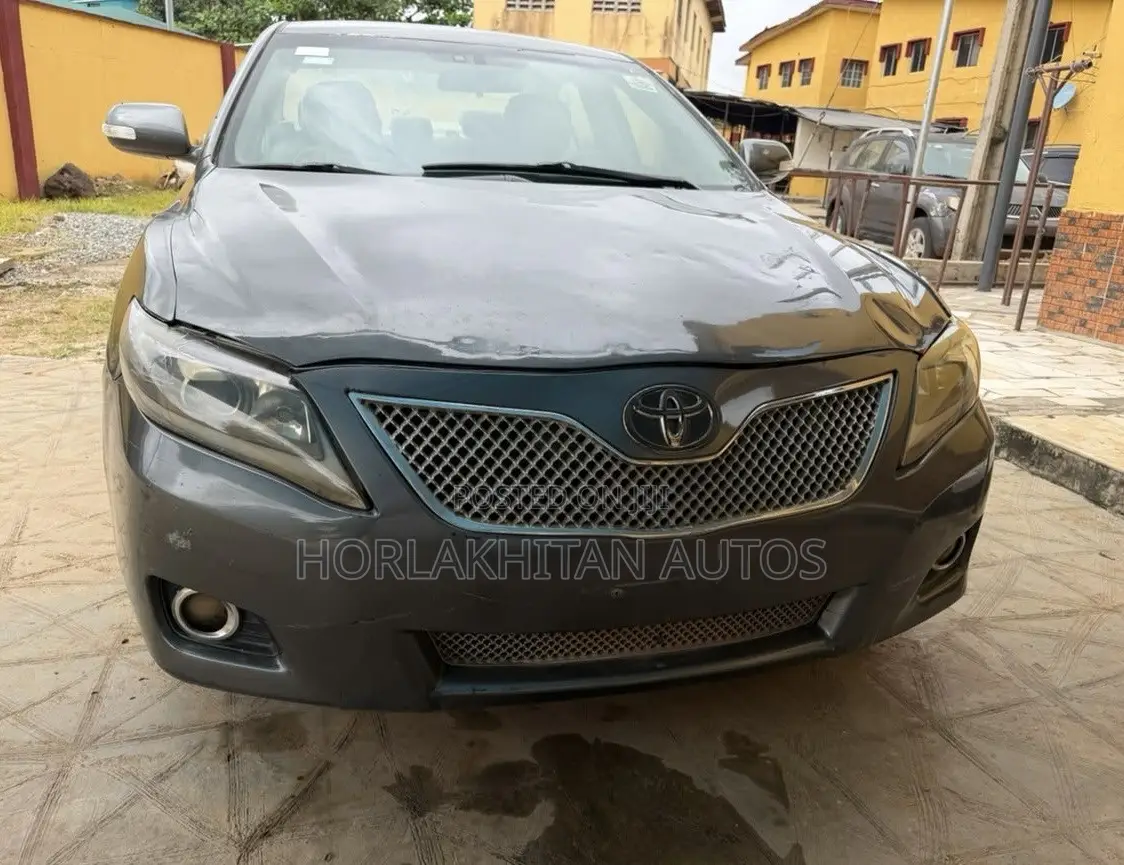 Toyota Camry LE 4dr Sedan (2.5L 4cyl 6A) 2011 Gray