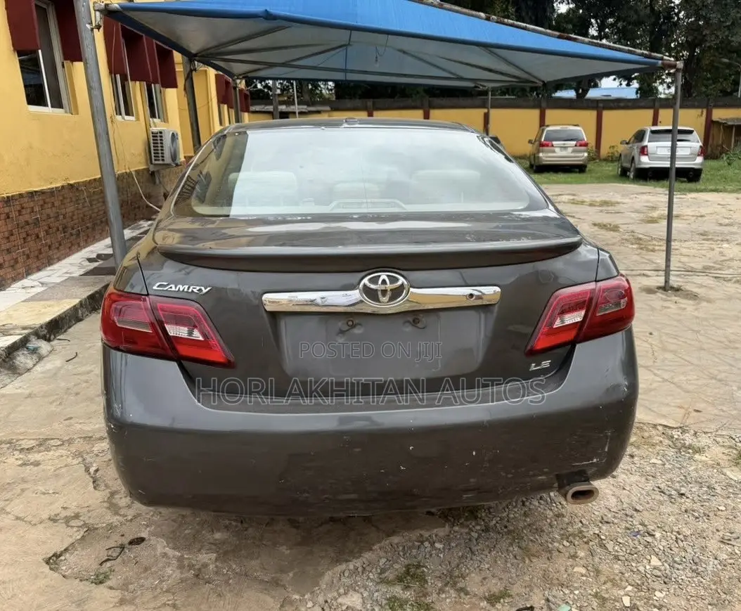 Toyota Camry LE 4dr Sedan (2.5L 4cyl 6A) 2011 Gray