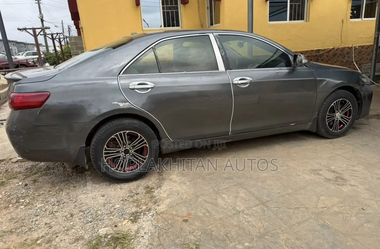 Toyota Camry LE 4dr Sedan (2.5L 4cyl 6A) 2011 Gray