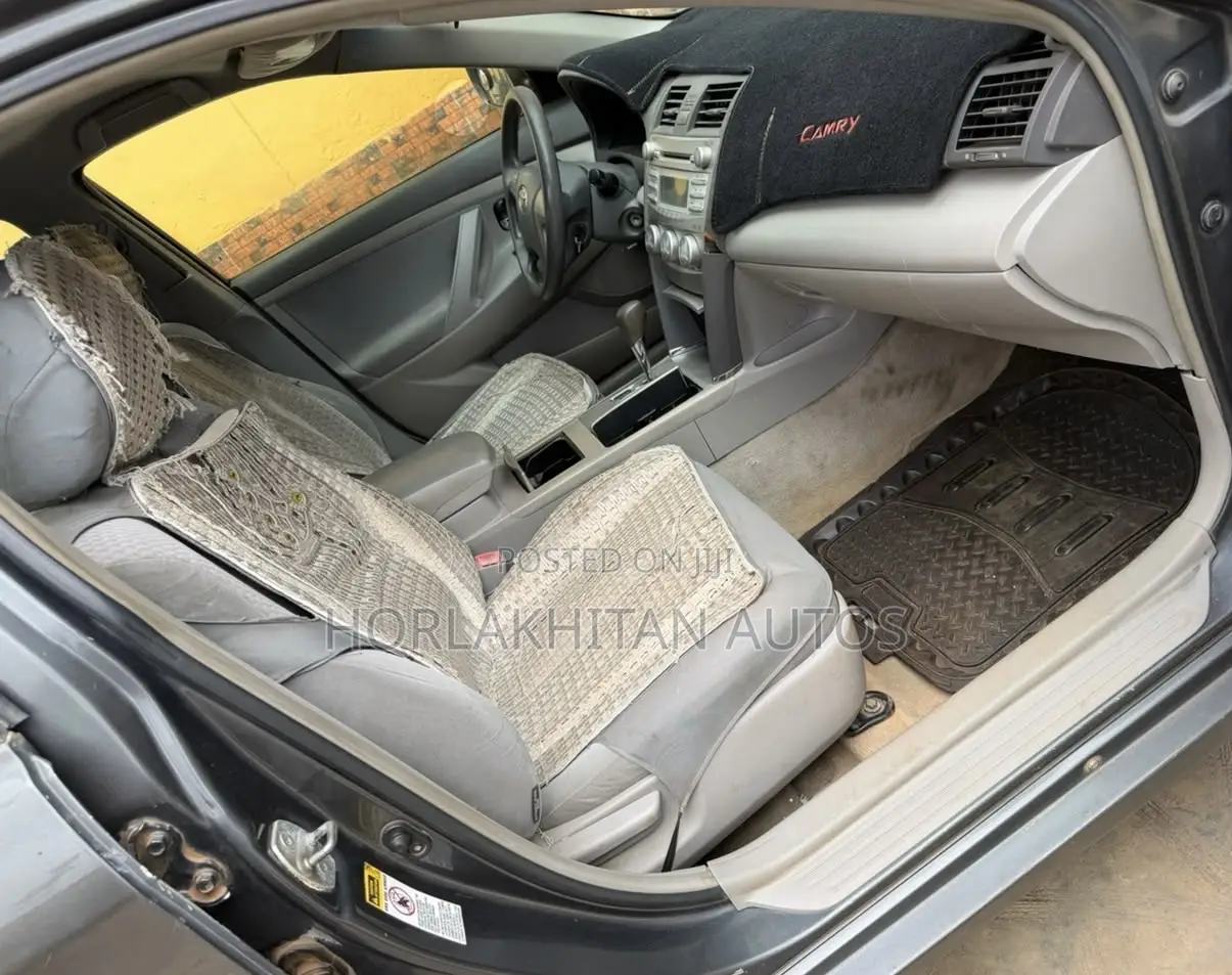 Toyota Camry LE 4dr Sedan (2.5L 4cyl 6A) 2011 Gray