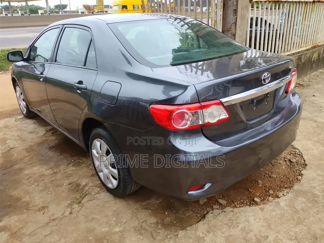 Toyota Corolla LE 4dr Sedan (1.8L 4cyl 4A) 2012 Gray