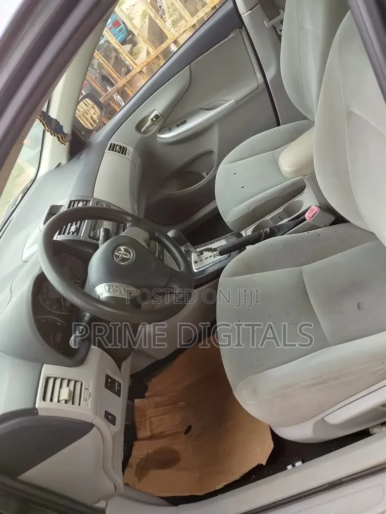 Toyota Corolla LE 4dr Sedan (1.8L 4cyl 4A) 2012 Gray