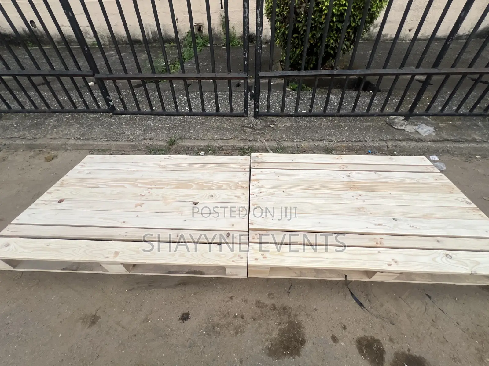 Wooden Picnic Pallet for Rent for 8-12 Guests