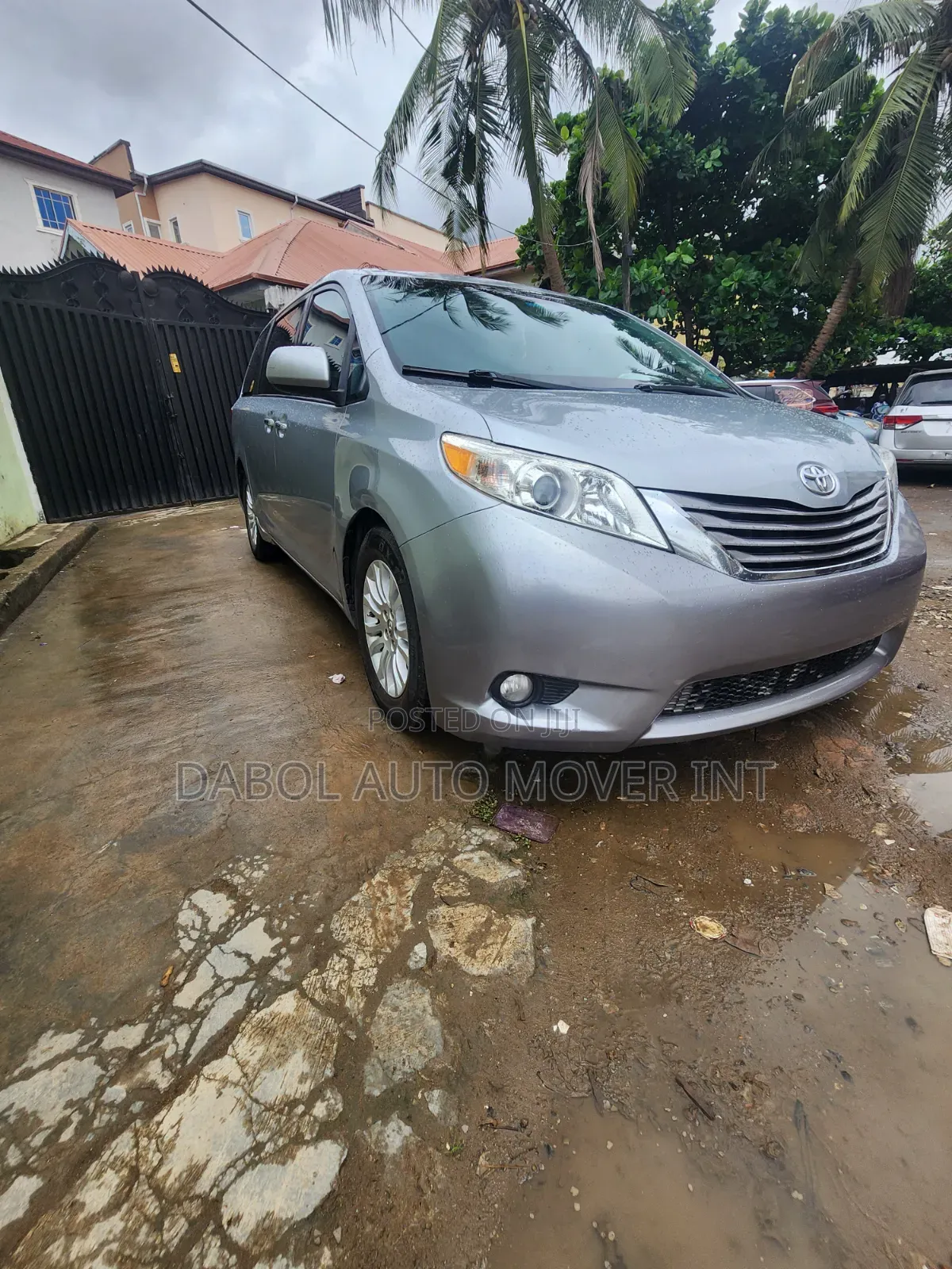 Toyota Sienna XLE Premium 7-Passenger 4dr Minivan AWD (3.5L 6cyl 6A) Silver