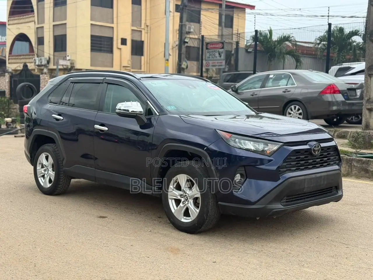 Toyota RAV4 XLE AWD 2019 Blue