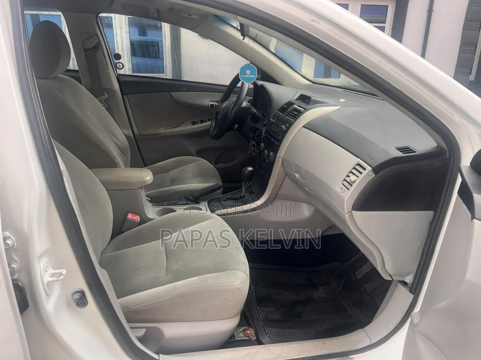 Toyota Corolla LE 4dr Sedan (1.8L 4cyl 4A) 2013 White