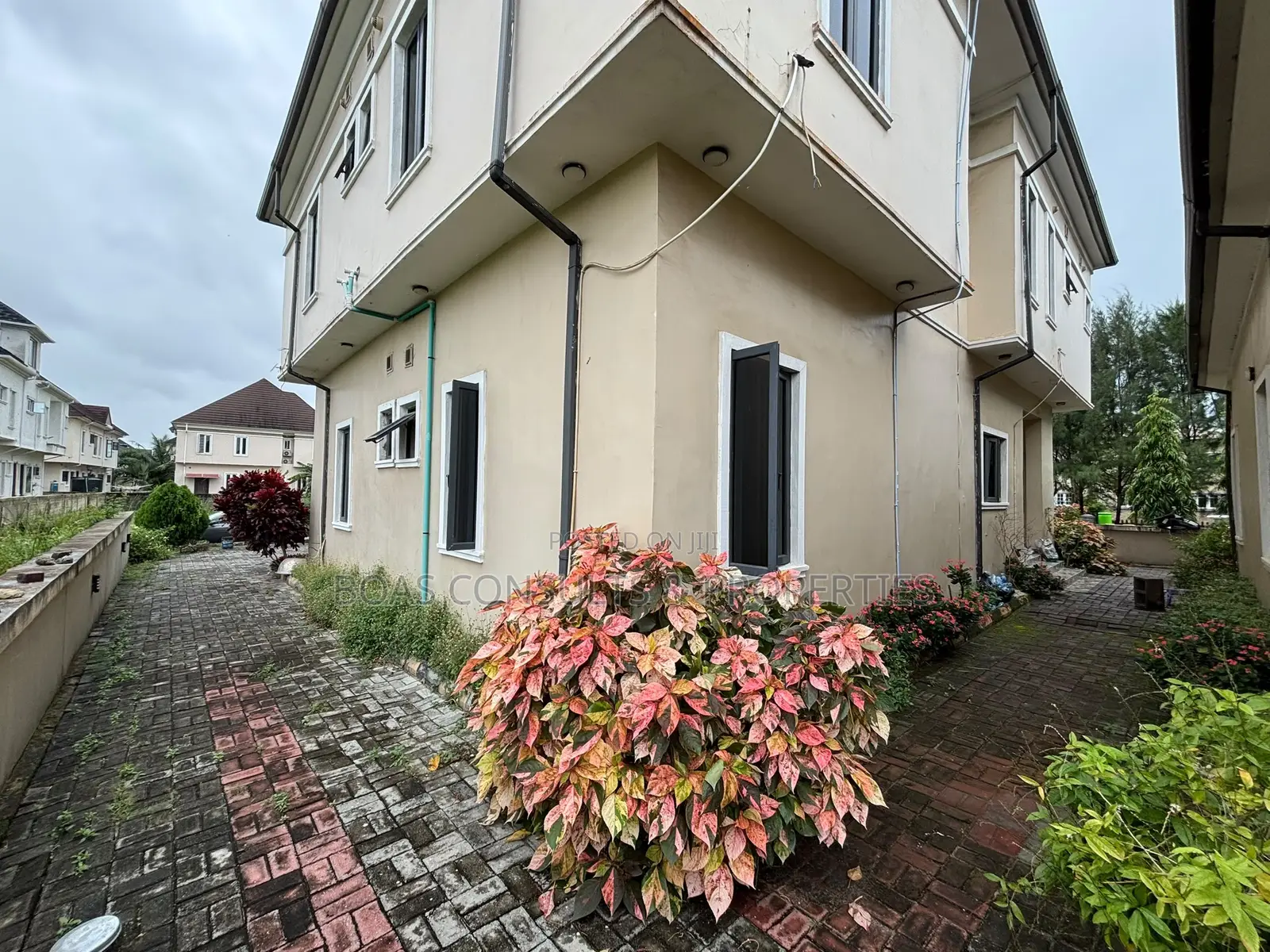 6bdrm Duplex in Emerald Estate, VGC / Ajah for rent