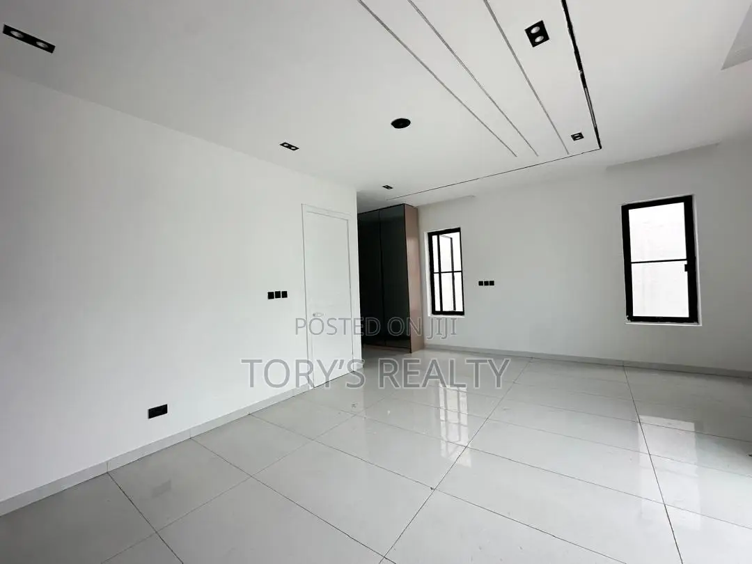 5bdrm Duplex in Lekki Phase 2 for rent