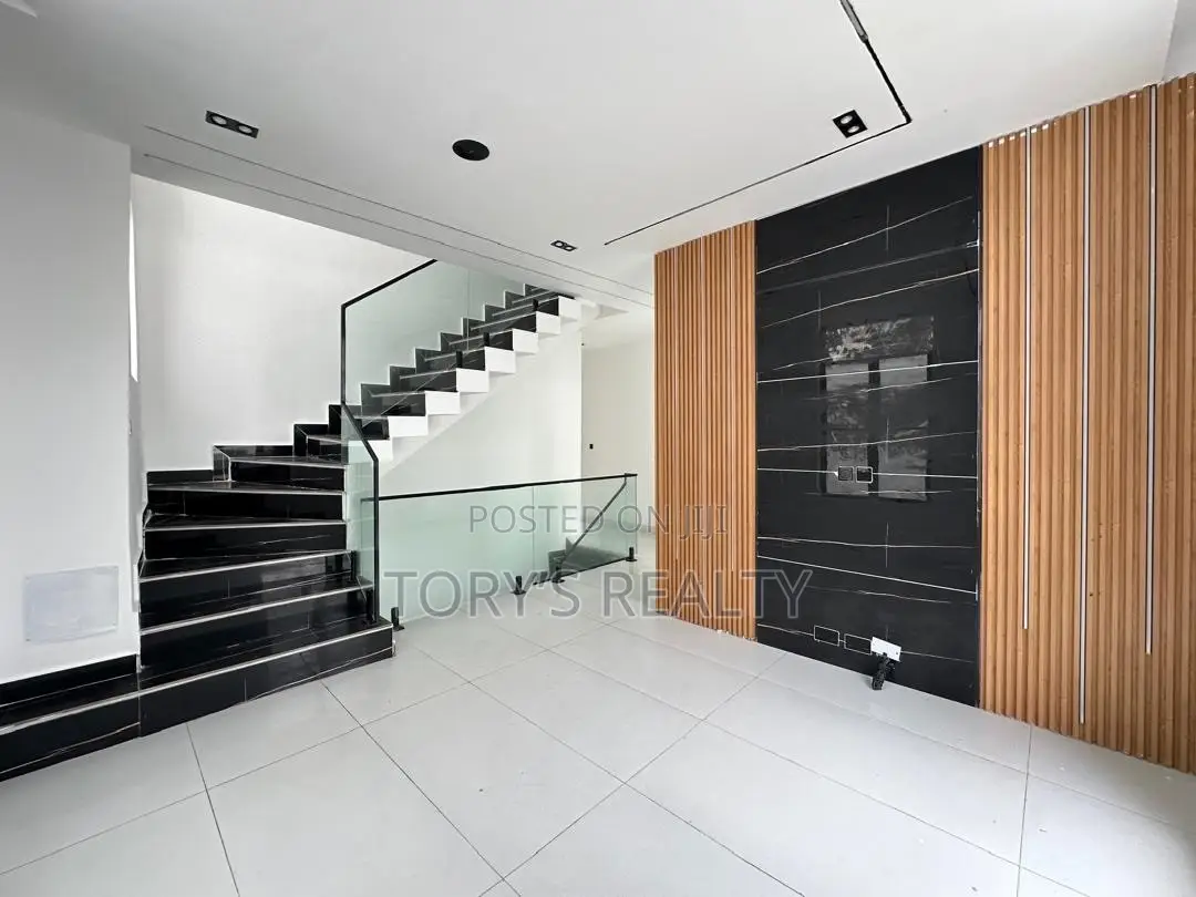 5bdrm Duplex in Lekki Phase 2 for rent