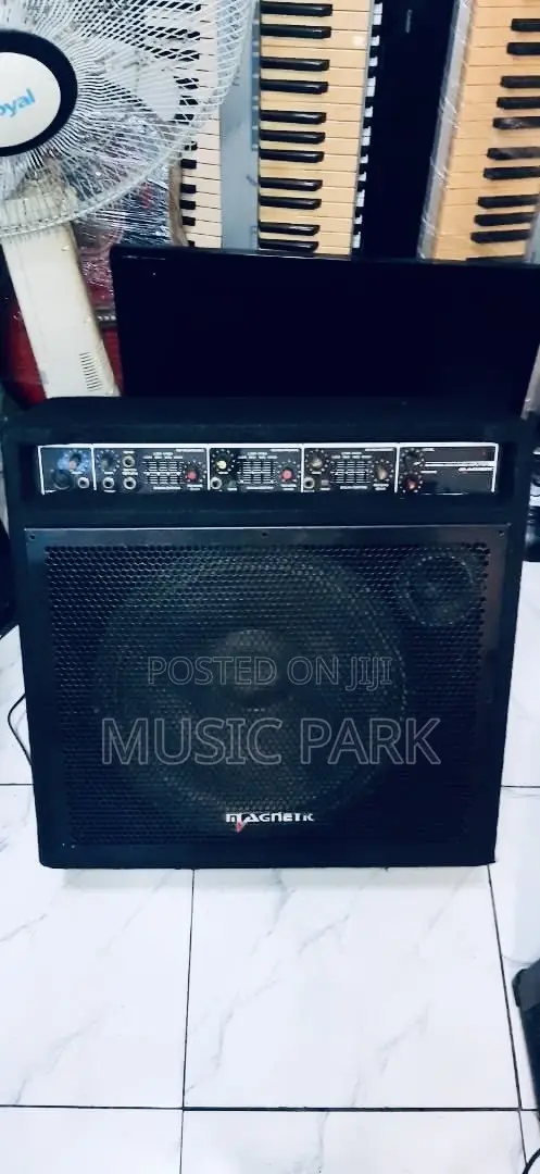 UK USED LOUD COMBO Brand: MAGNETIC 15" Professional Combo Amplifier