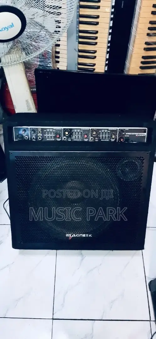 UK USED LOUD COMBO Brand: MAGNETIC 15" Professional Combo Amplifier
