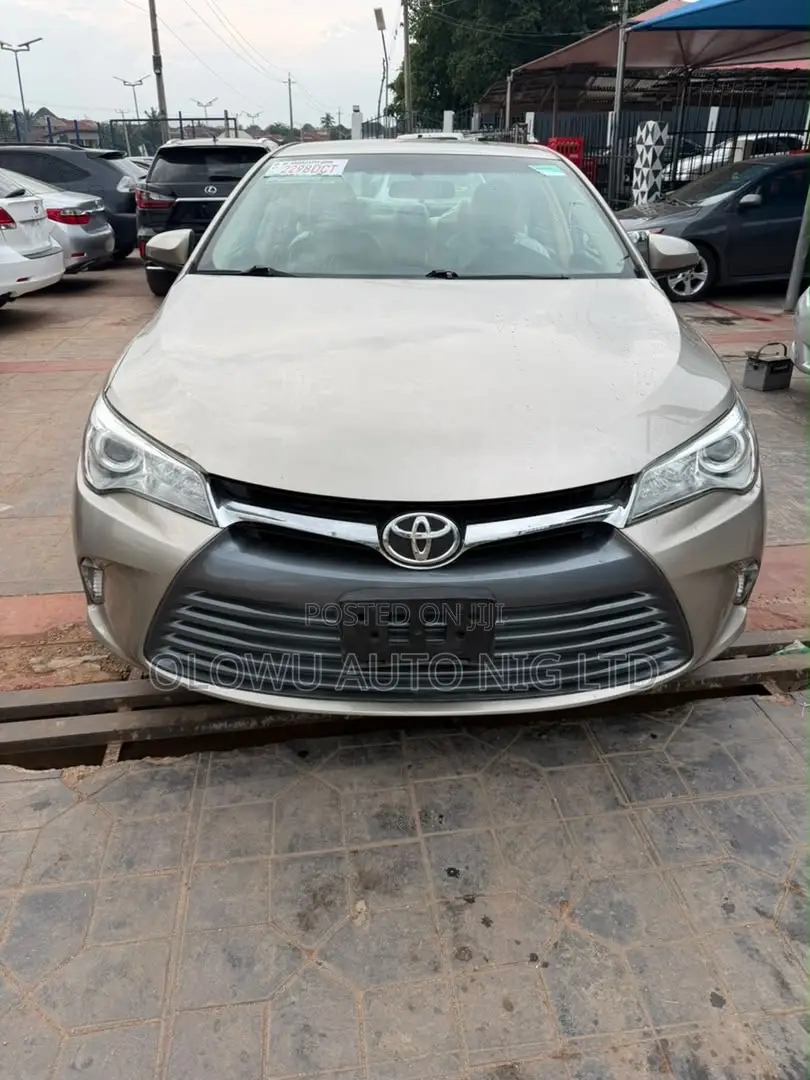 Toyota Camry SE w/Special Edition Pkg (2.5L 4cyl 6A) 2016 Gold