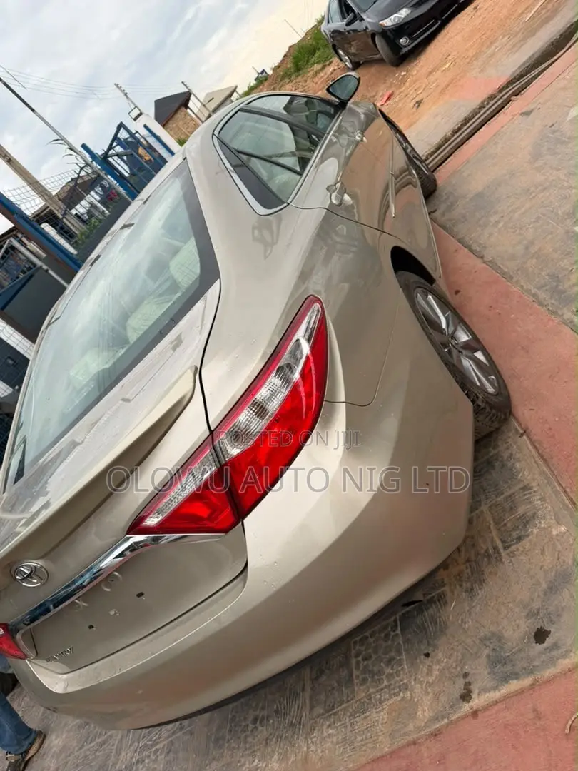 Toyota Camry SE w/Special Edition Pkg (2.5L 4cyl 6A) 2016 Gold