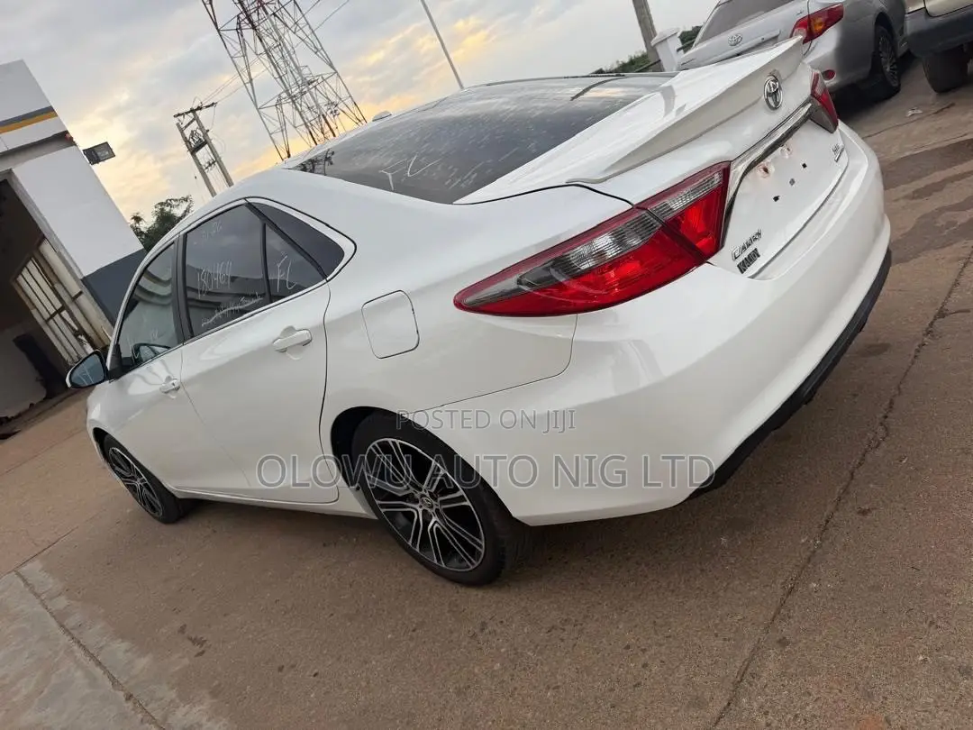 Toyota Camry XLE 4dr Sedan (2.5L 4cyl 6A) 2016 White