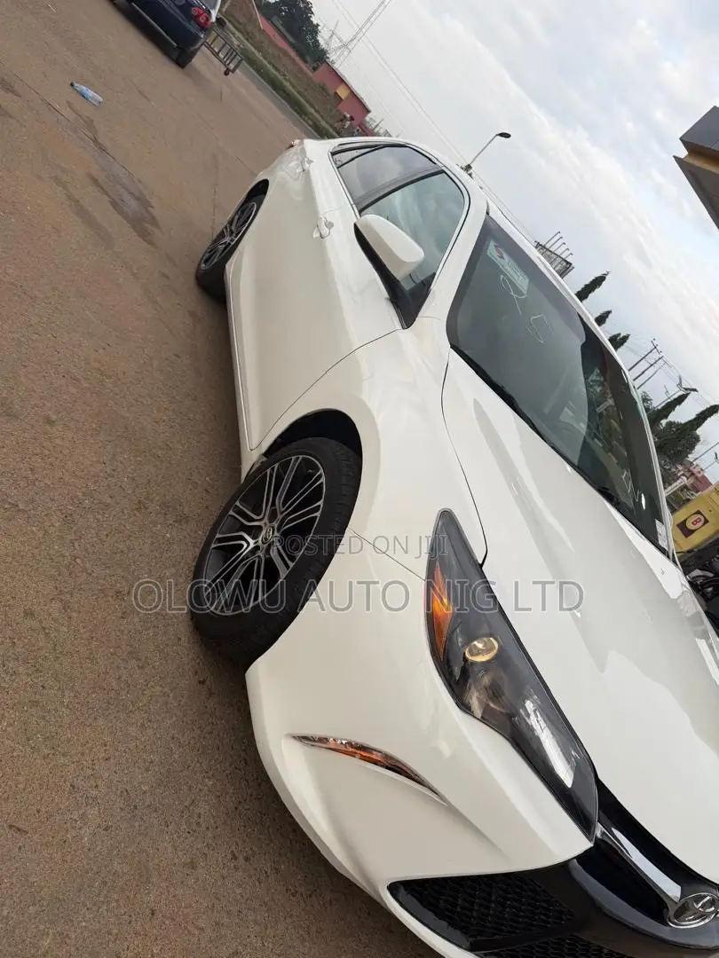 Toyota Camry XLE 4dr Sedan (2.5L 4cyl 6A) 2016 White