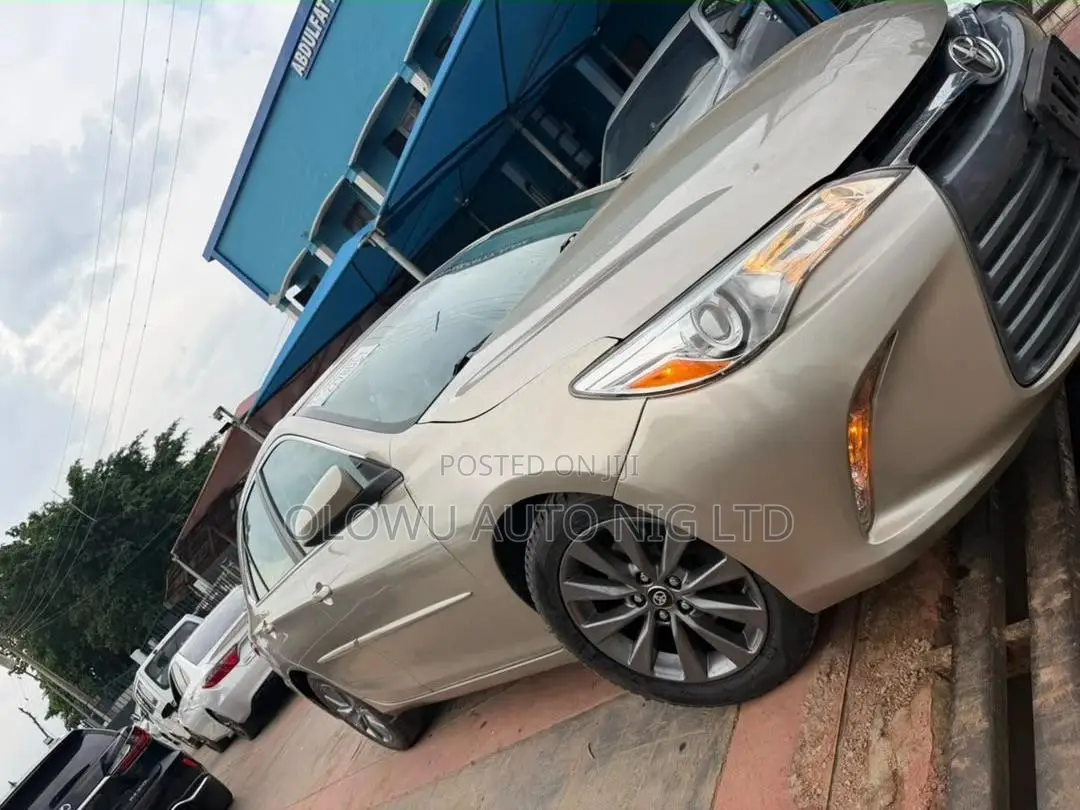 Toyota Camry SE w/Special Edition Pkg (2.5L 4cyl 6A) 2016 Gold