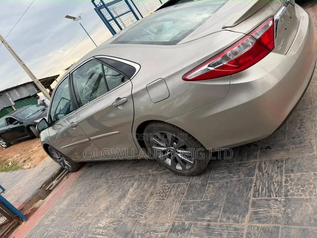 Toyota Camry SE w/Special Edition Pkg (2.5L 4cyl 6A) 2016 Gold