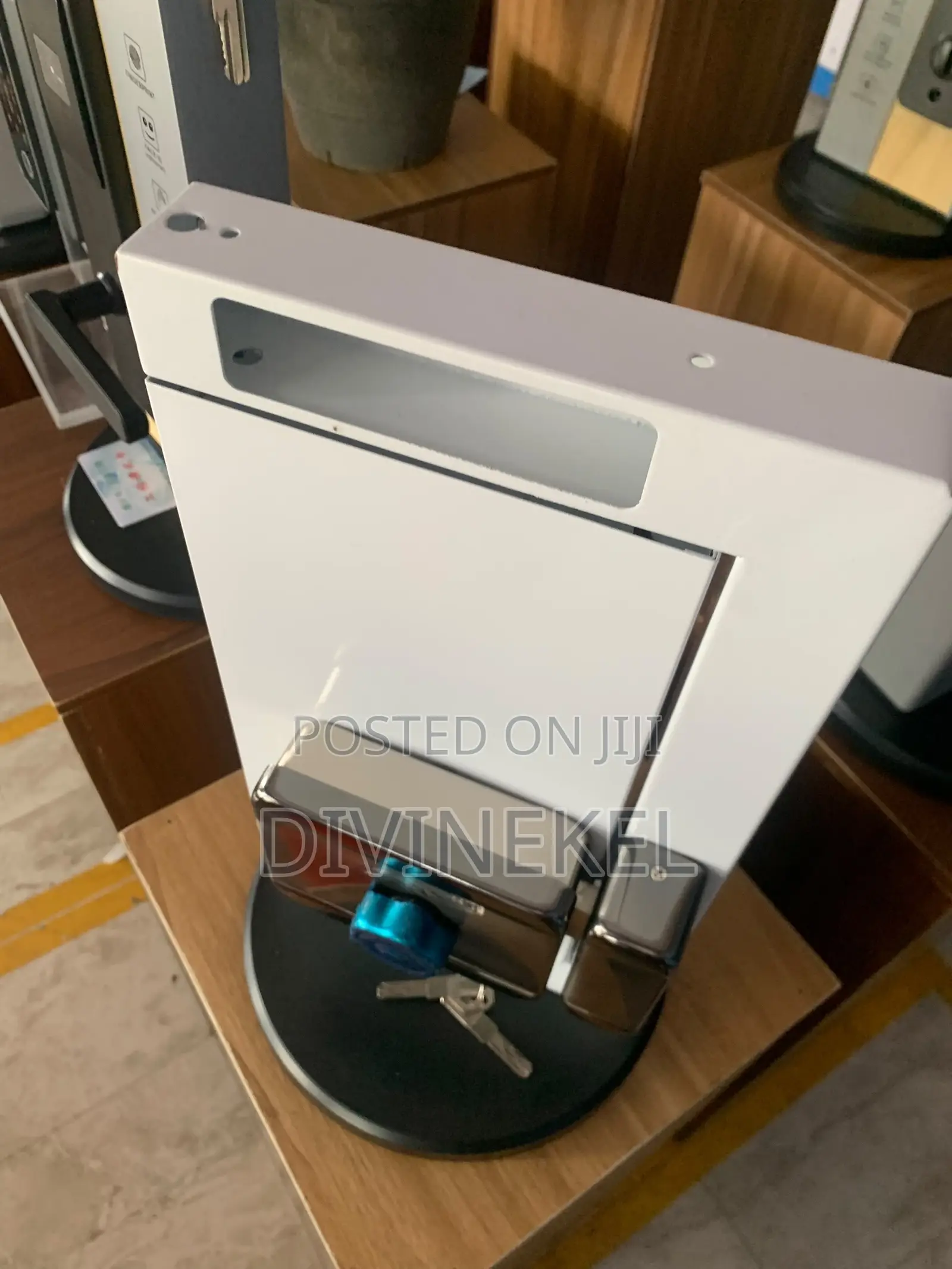 Smart Iron Original Steel/ Back View / Door Lock