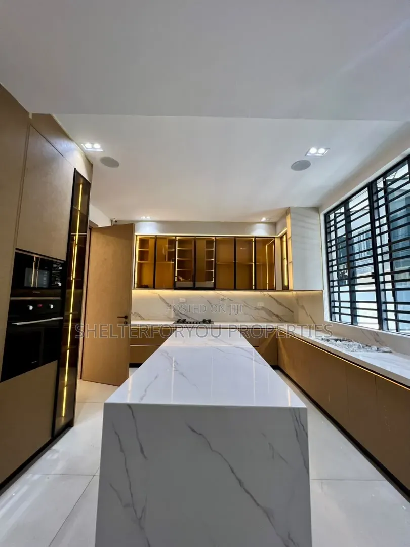 5bdrm Duplex in Lekki Phase 1 for sale