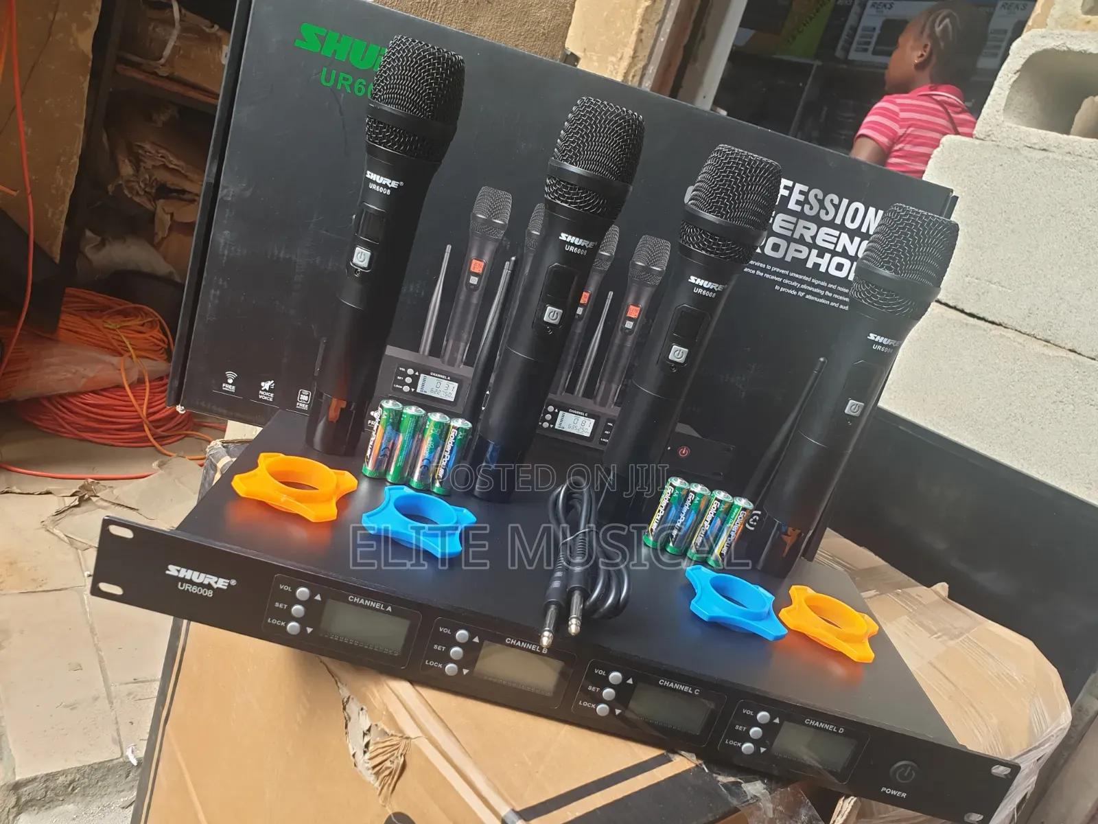 Shure UR6008 4 Wireless Microphone