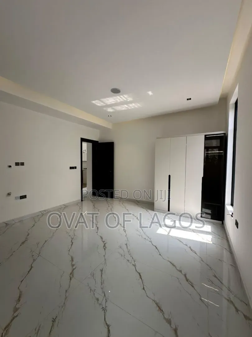 2bdrm Apartment in Lekki Phase 1 for sale