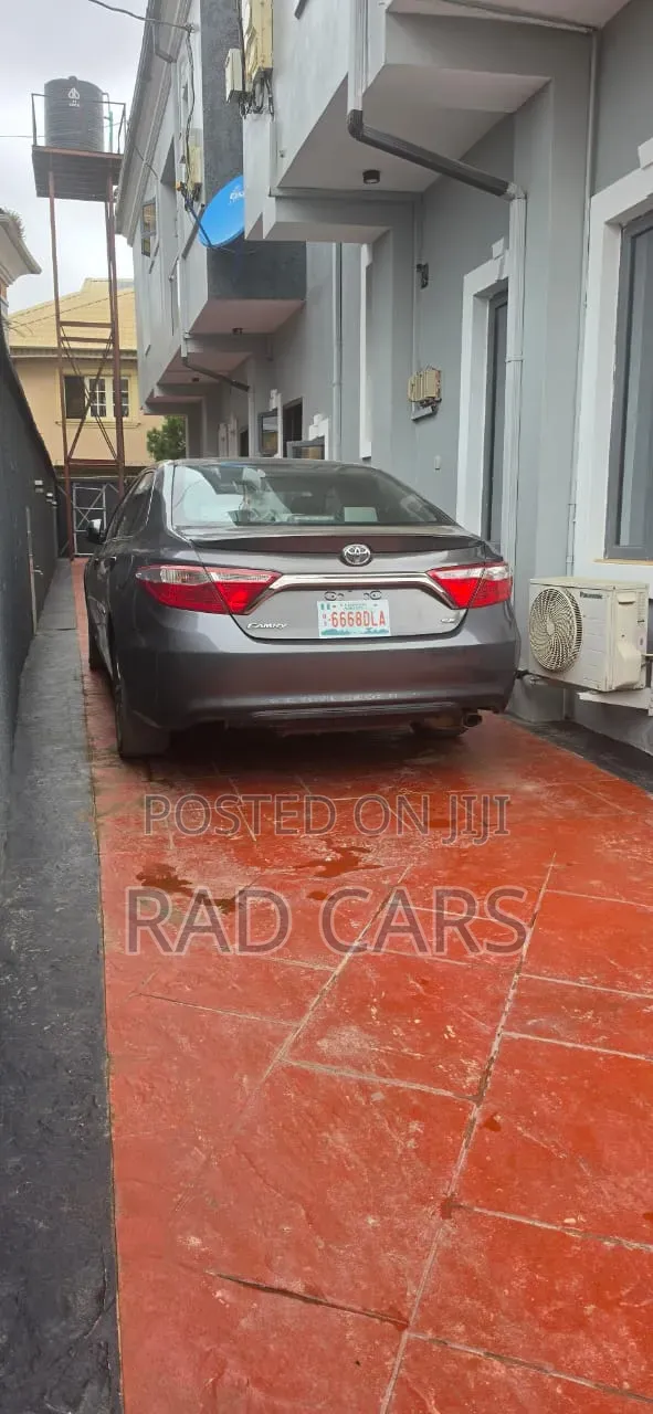 Toyota Camry SE 4dr Sedan (2.5L 4cyl 6A) 2017 Gray