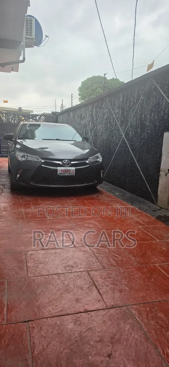 Toyota Camry SE 4dr Sedan (2.5L 4cyl 6A) 2017 Gray