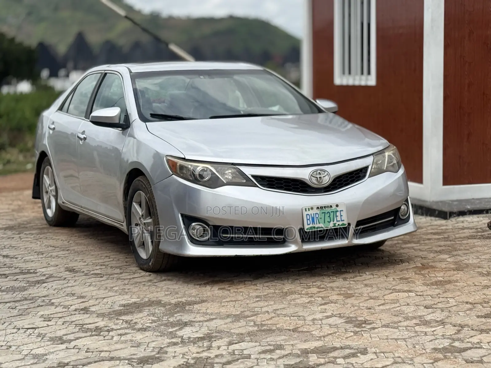 Toyota Camry XLE 4dr Sedan (2.5L 4cyl 6A) 2013 Silver