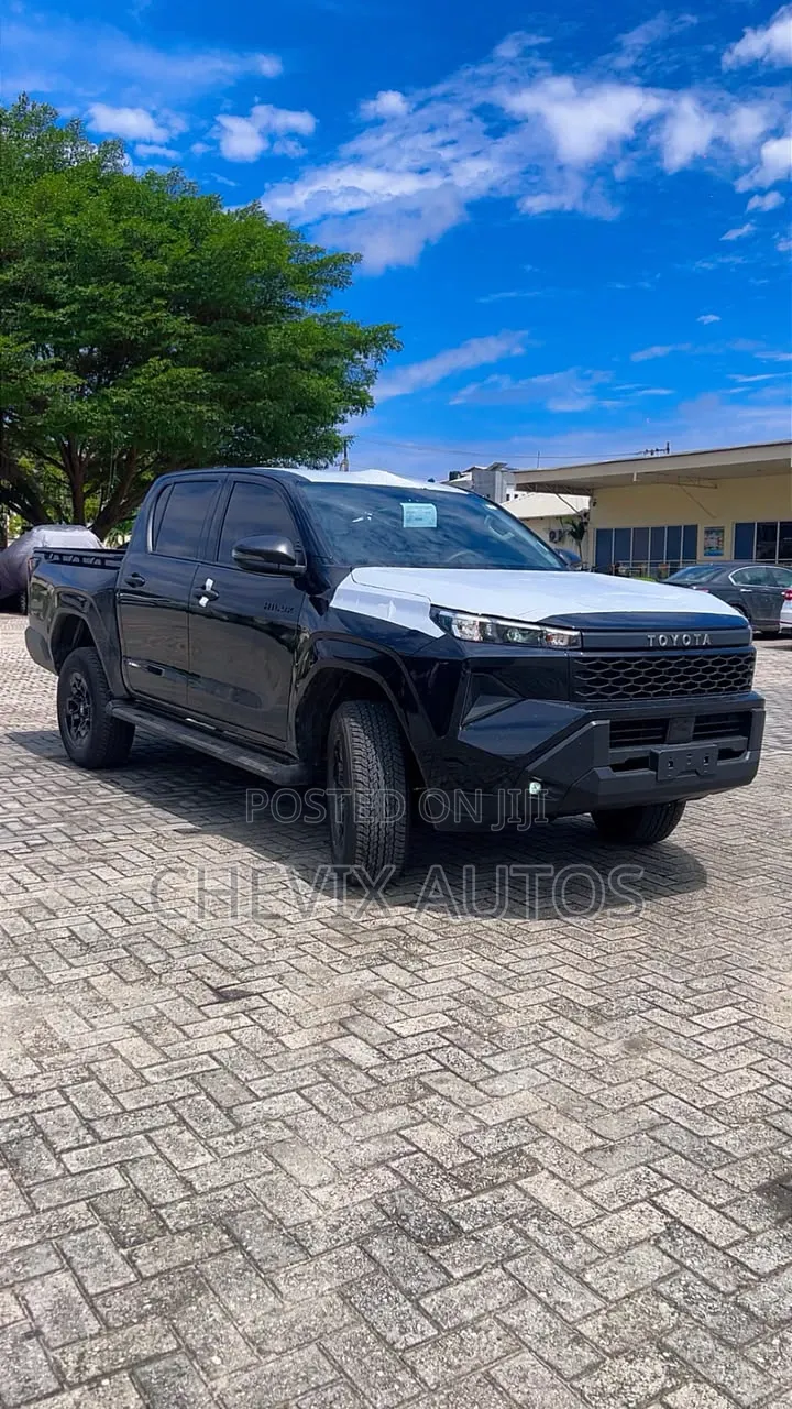 New Toyota Hilux 2026 Black