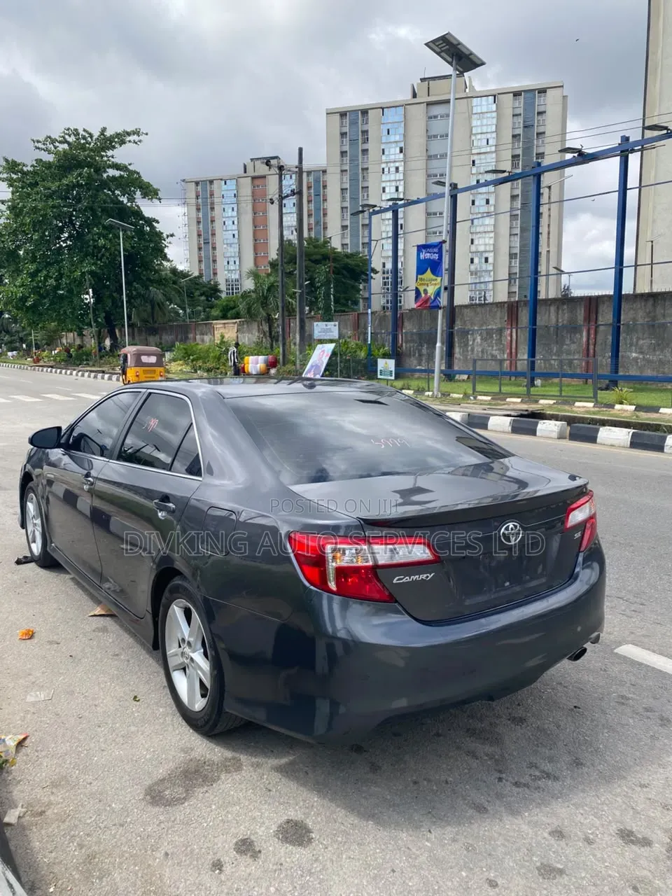 Toyota Camry SE 4dr Sedan (2.5L 4cyl 6A) 2012 Gray