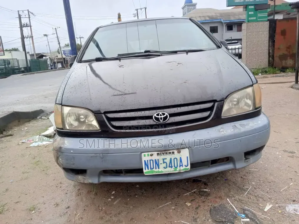 Toyota Sienna 2002 Red