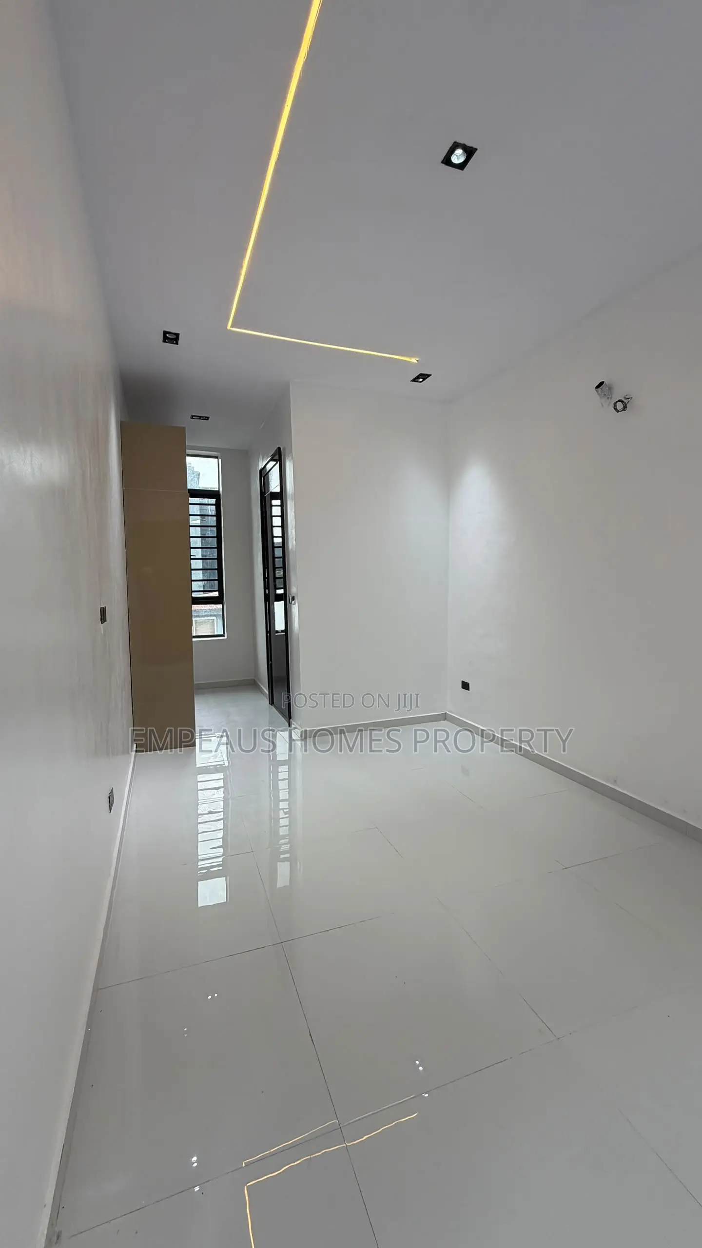 5bdrm Duplex in Chevron for sale
