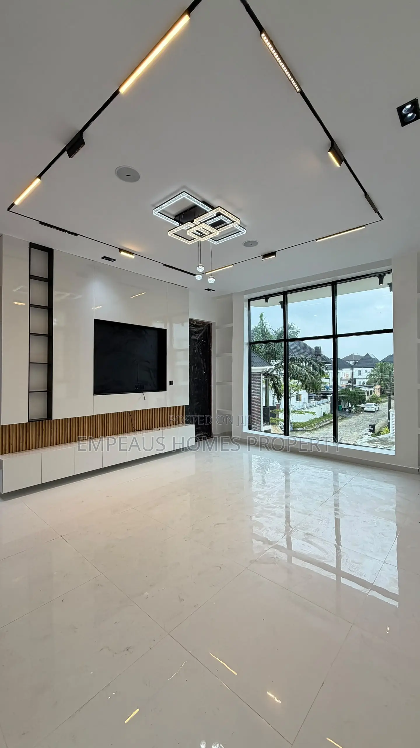 5bdrm Duplex in Chevron for sale