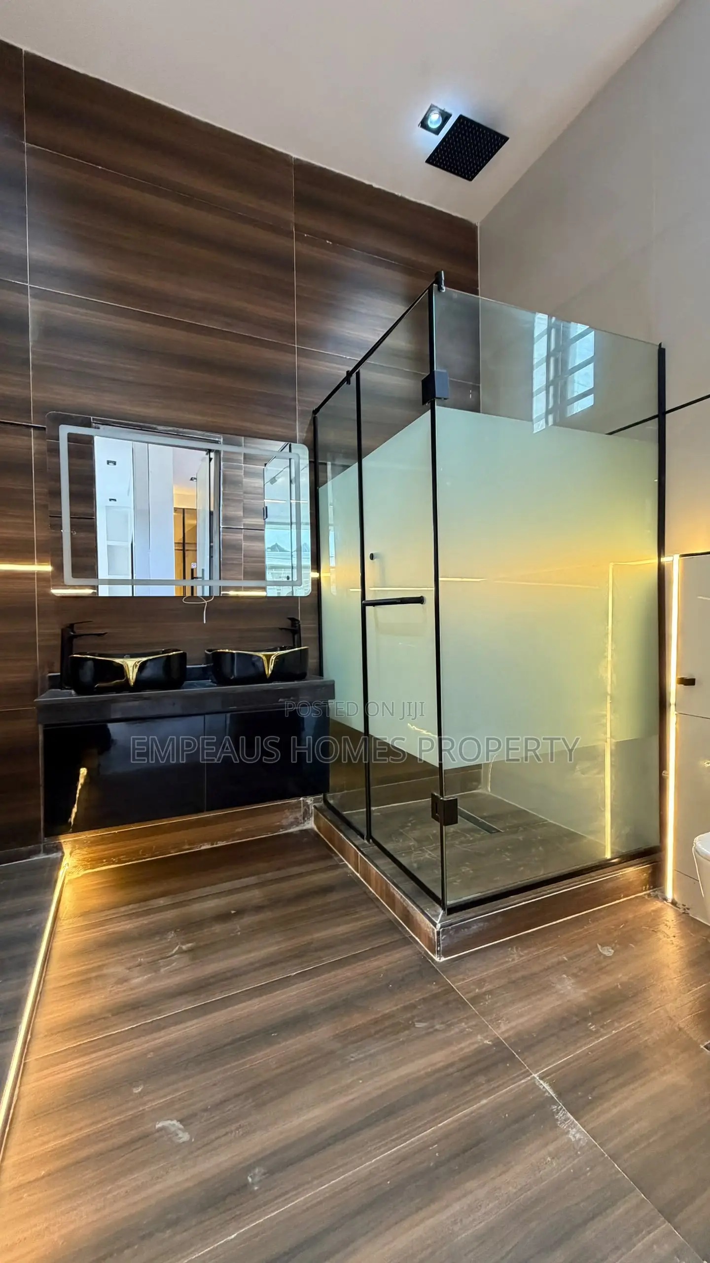 5bdrm Duplex in Chevron for sale